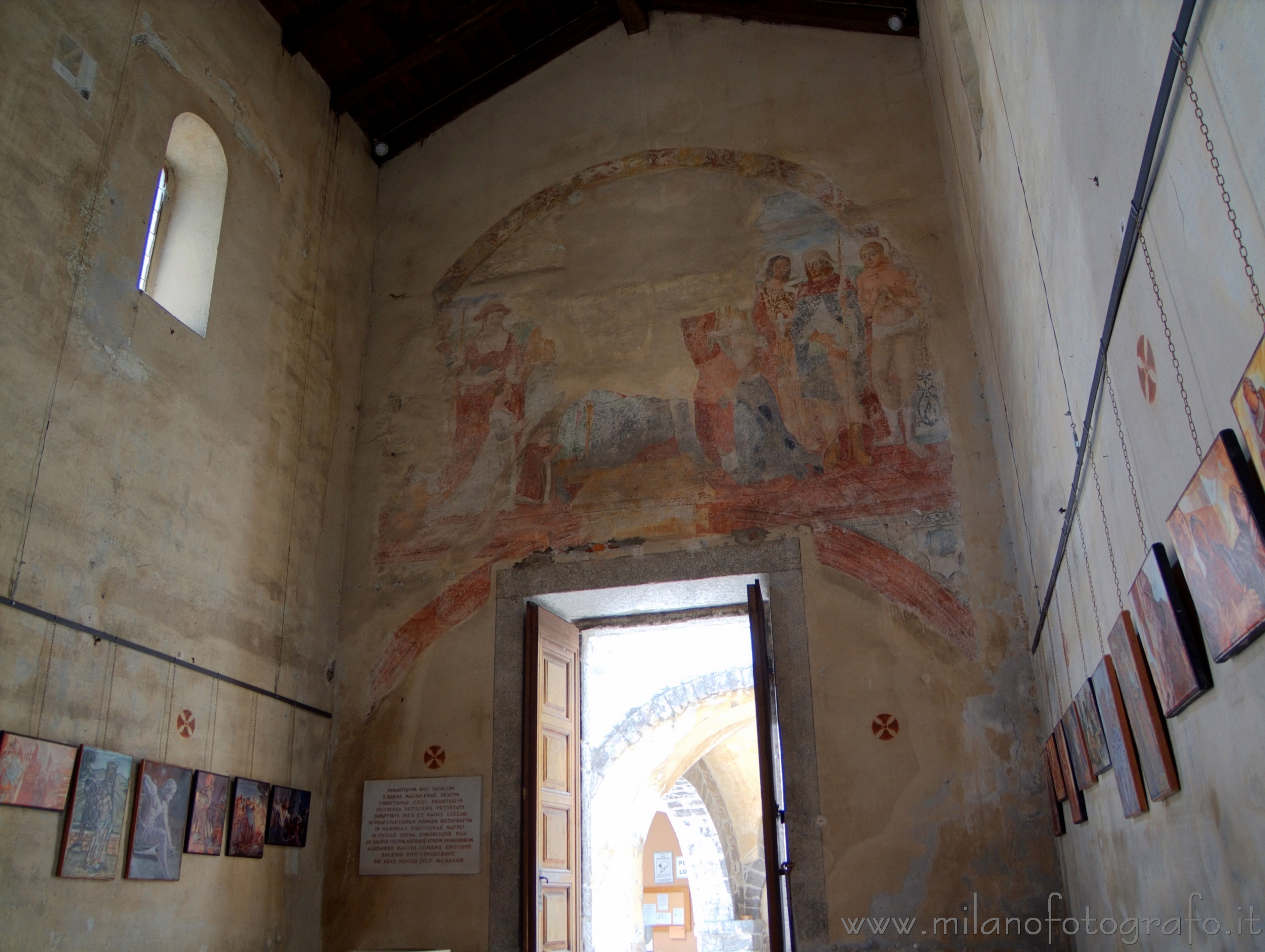 Ossuccio (Como) - Controfacciata e interno della chiesa di Santa Maria Maddalena